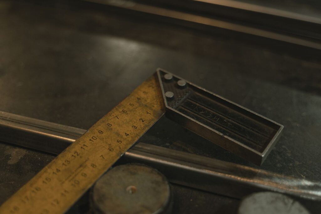 Reporting thresholds — four designs, four consequences